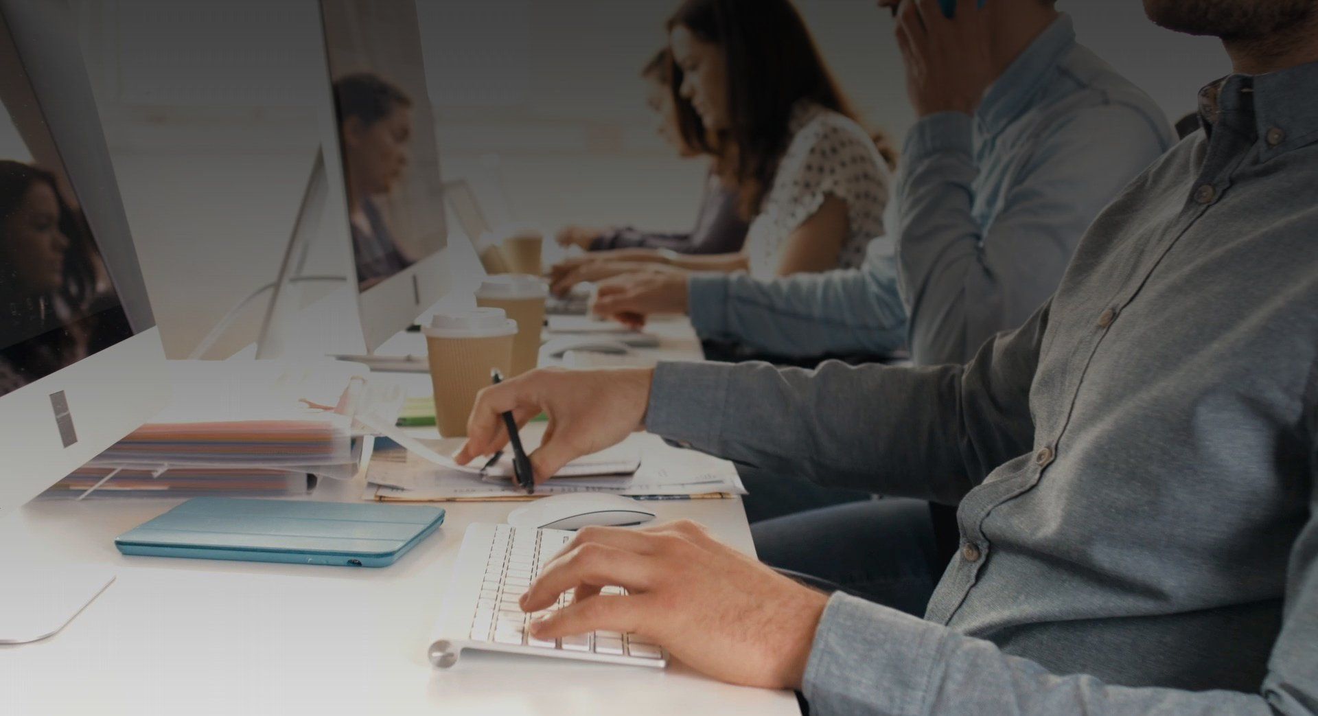 Imagine de fundal principala CRM REBS, un birou de agentie imobiliara care foloseste CRM REBS